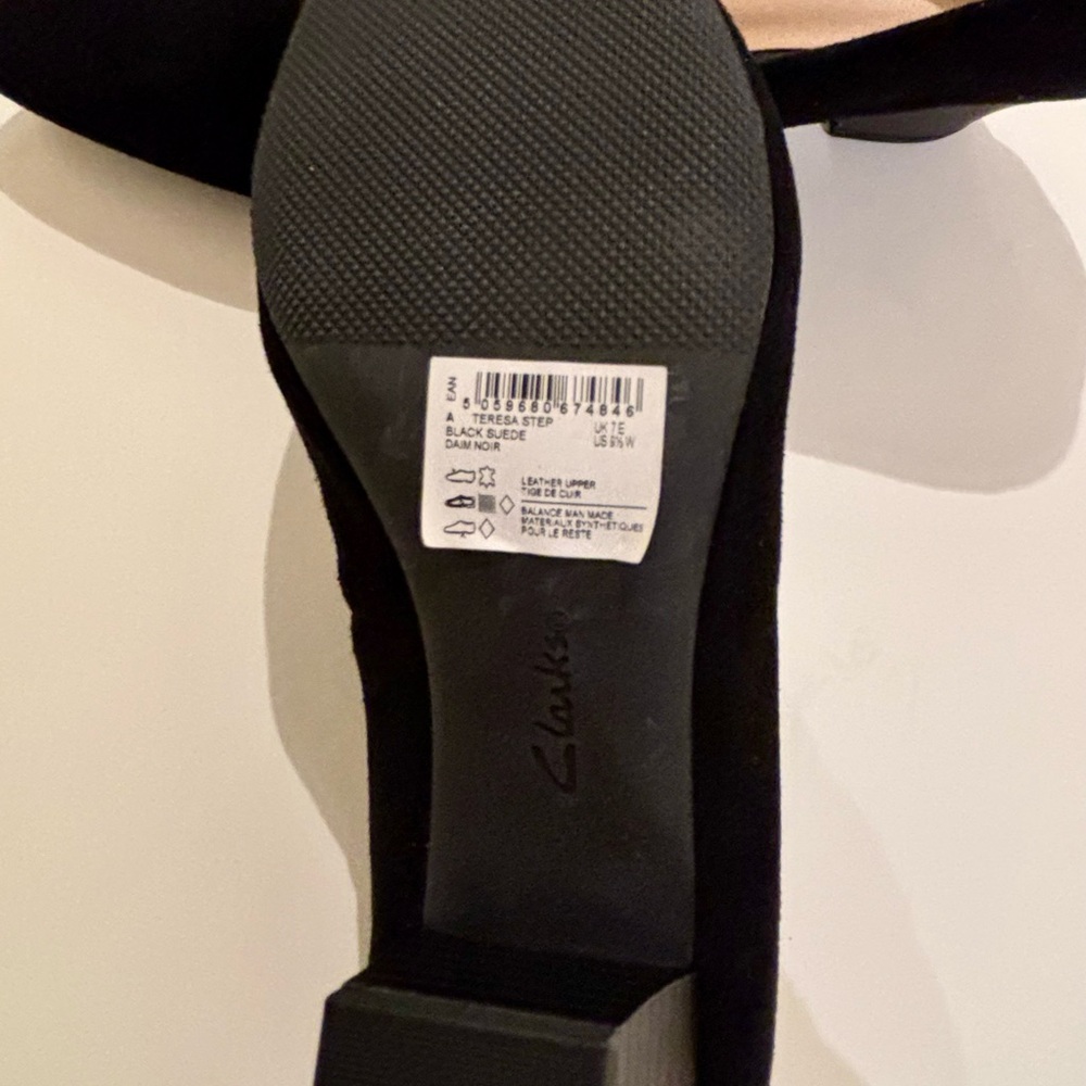 Clarks Women's Black and Tan Flats - Picture 6 of 12